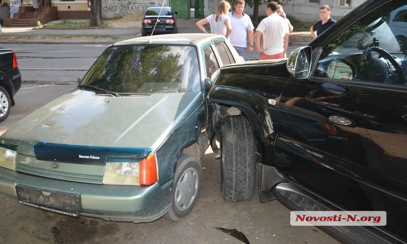 В центре Николаева водитель Land Cruiser перепутал педали тормоза и газа: разбиты три авто 