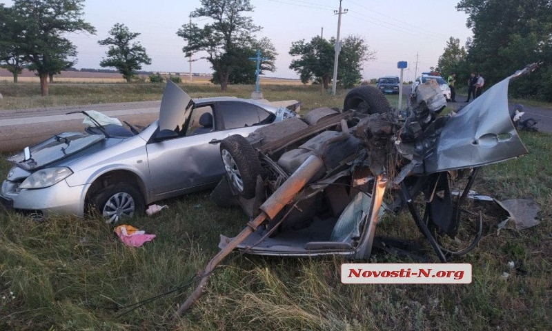 На трассе в районе Рыбаковки произошла жуткая авария: автомобиль разорвало пополам, водитель и пассажир – погибли