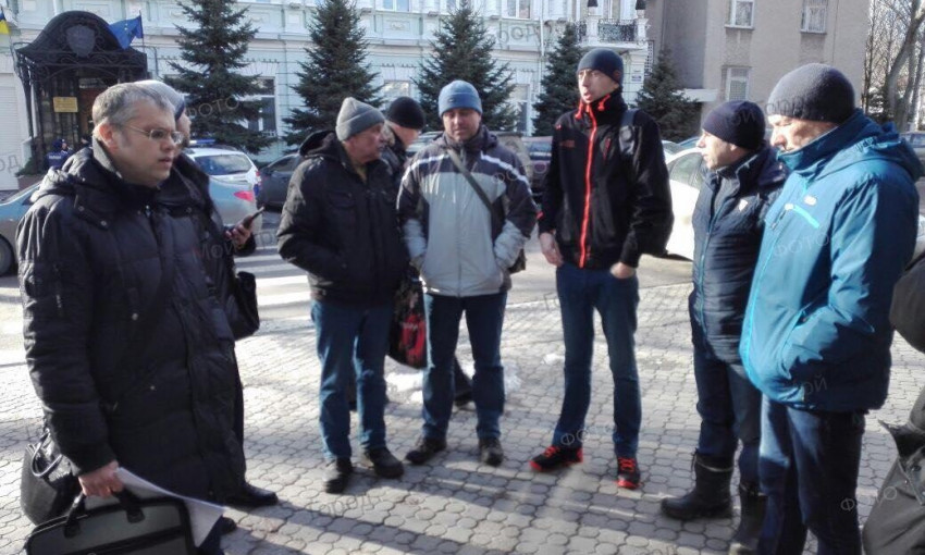 Николаевцы пикетируют здание прокуратуры