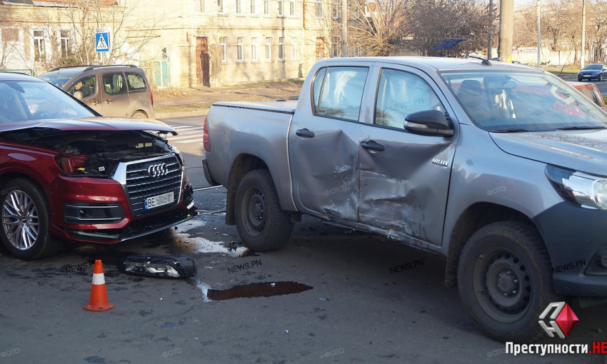 В Николаеве столкнулись три автомобиля - есть пострадавшие