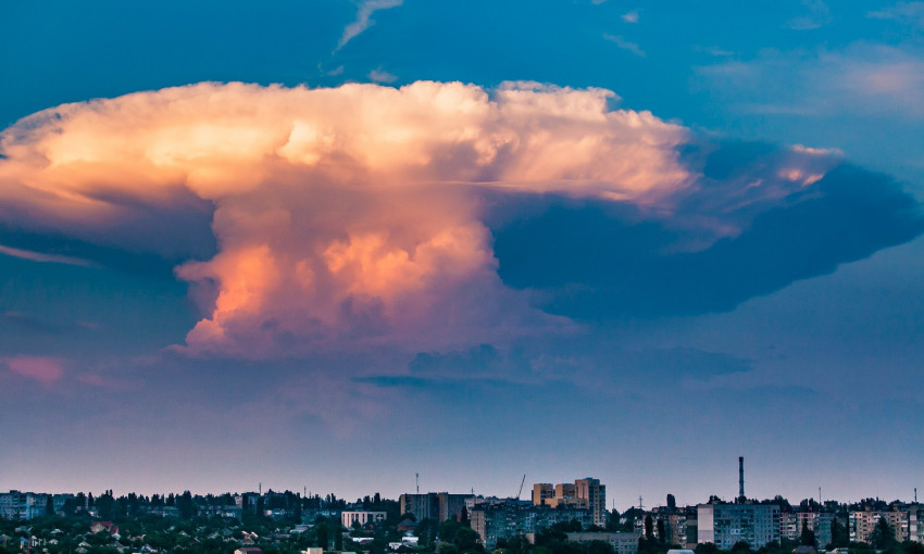 Жители Николаева наблюдали необычное явление – облако в виде «ядерного гриба»
