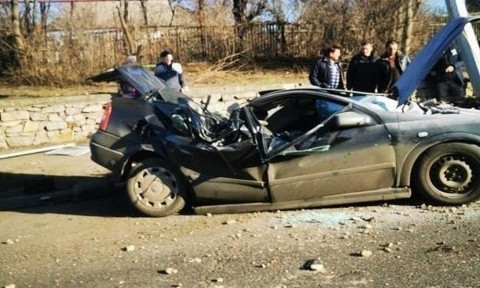 На Николаевщине «Опель» врезался в столб: машина серьезно повреждена