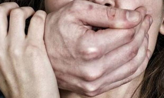 В Николаевской области трое парней изнасиловали девушку: местные жители боятся – полиция замнет дело