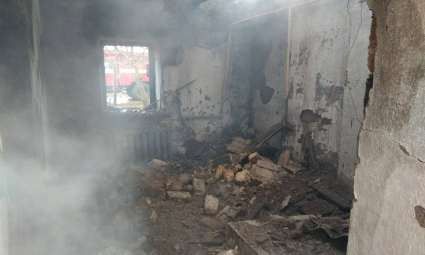 Искра пламени из печи стала причиной большого пожара в частном доме