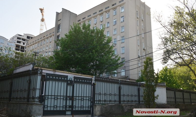 Задний двор Николаевского облсовета оградили забором