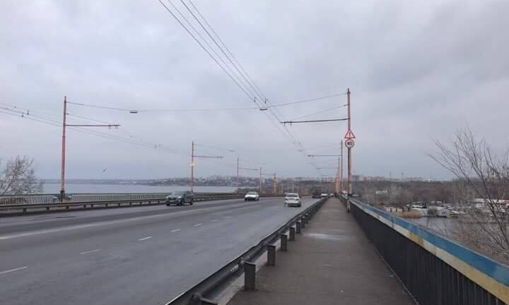 В Николаеве провели рейд на Соборной и очистили от рекламы Ингульский мост