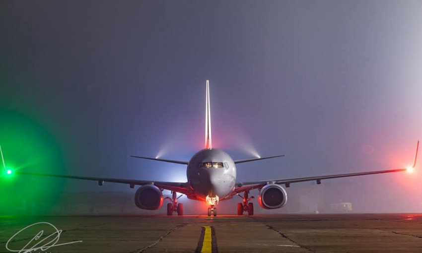 Споттинг по-николаевски: фотограф поделился яркими кадрами посадки Boeing-737 в аэропорту