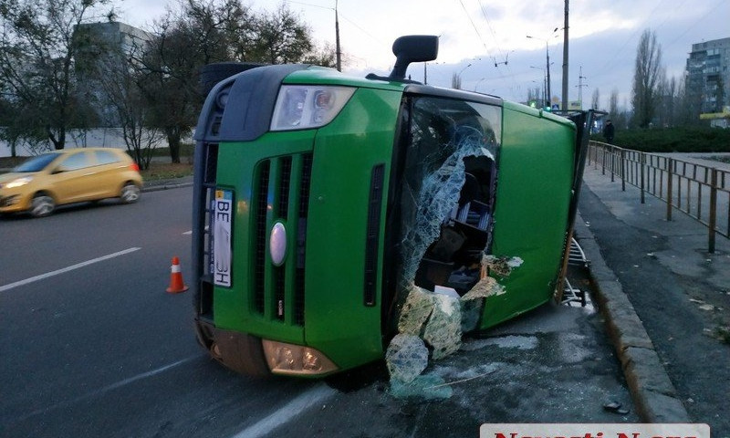 В центре Николаева перевернулся микроавтобус: пострадал пьяный водитель