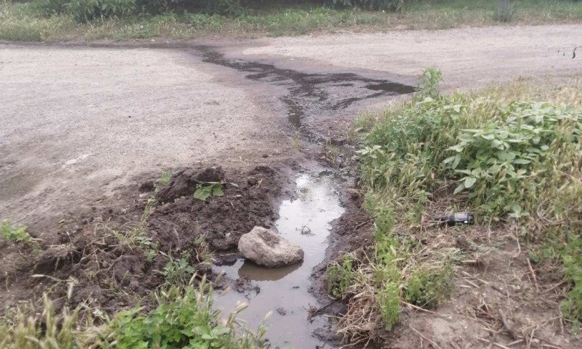 Жители николаевского микрорайона задыхаются от вони: по улицам течет канализация 