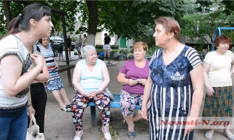 Жители Николаева против парковки в их дворе рядом с детской площадкой