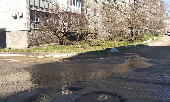 В Николаеве канализация затапливает улицу