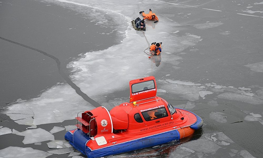 Николаевские спасатели вытащили из реки мужчину, который решил покататься по тонкому льду