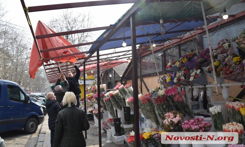 Скандал на рынке на Спасской: пока «цветочники» ходили в горисполком, сняли навес