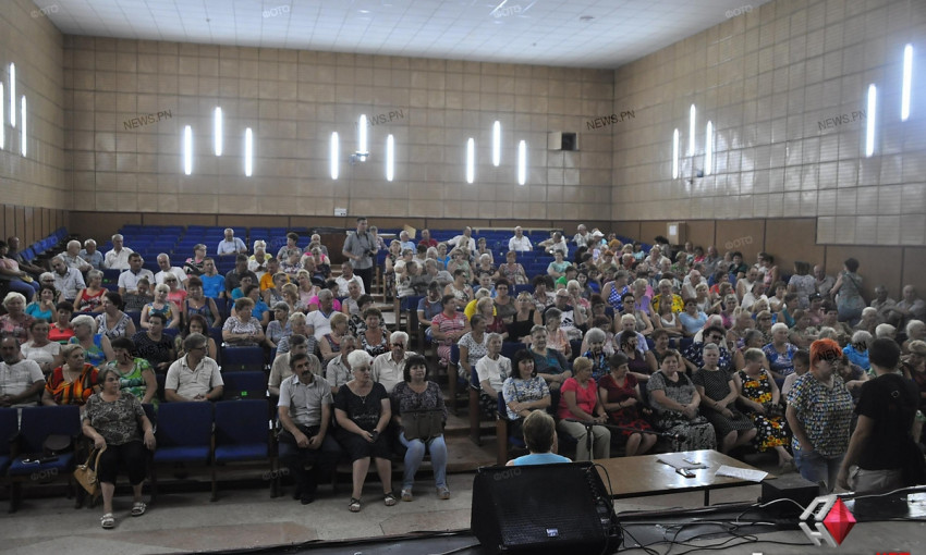 В Николаеве на округе депутата от ОБ Веселовской люди выступили против управляющей компании и хотят остаться с ЖЭКом