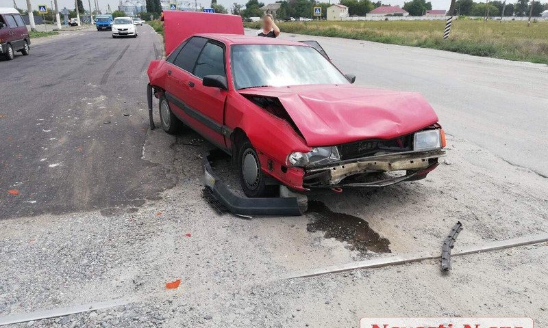 Под Николаевом из-за разбитого переезда столкнулись три автомобиля