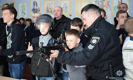 Ученики Веснянской школы провели один день с полицейскими и познакомились с их работой