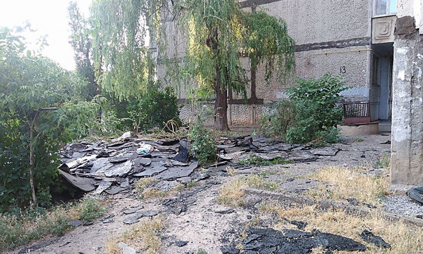 В Николаеве при капремонте крыши рабочие уничтожили сквер