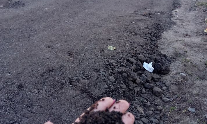В Ингульском районе Николаева уложенный на дорогу асфальт рассыпался через 2 дня