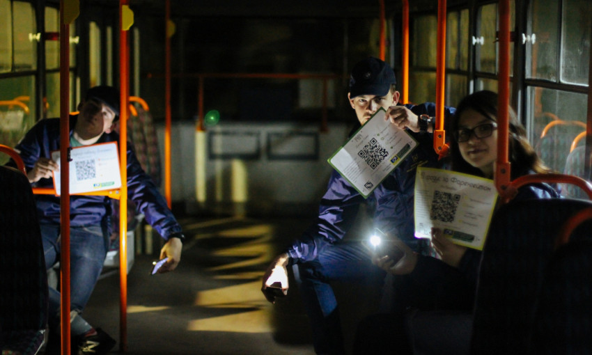Николаевцы со смартфонами теперь могут почитать в троллейбусах и трамваях