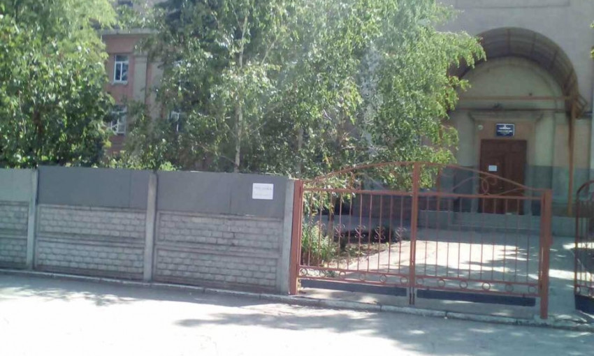 В Николаеве гимназию обнесли забором из бетона и фанеры