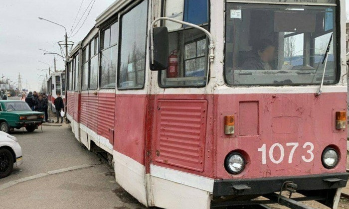 В Николаеве «ВАЗ» врезался в трамвай: движение по маршруту №6 ограничили