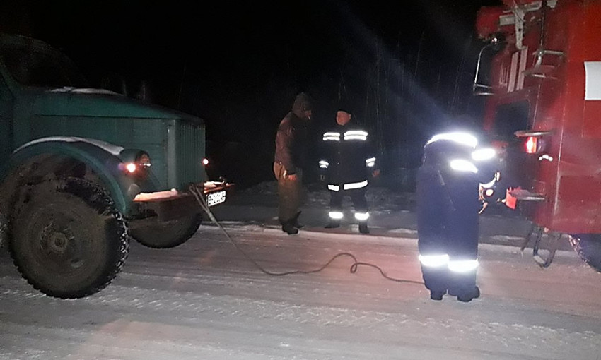 Николаевские спасатели дважды оказывали помощь водителям, застрявшим в пути из-за снежных заносов