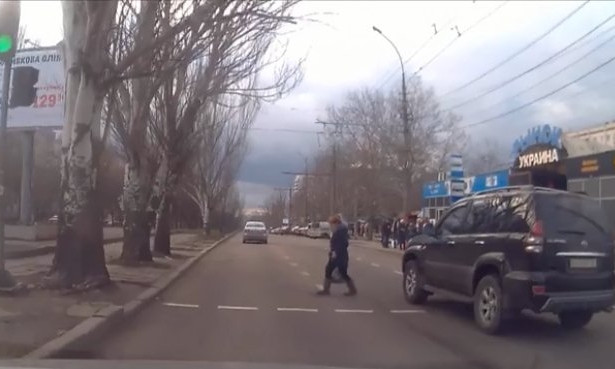 Николаевский водитель показал, как пешеходы едва не устроили массовое ДТП