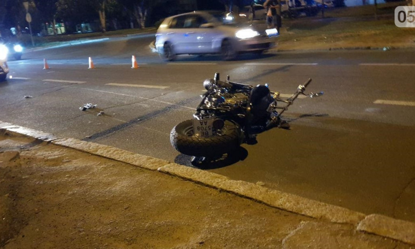 На Центральном проспекте автомобиль врезался в мотоцикл, имеются пострадавшие