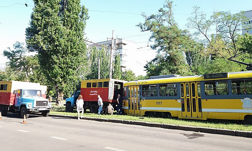 В Николаеве на Чкалова из-за изношенности колеи с рельсов сошел трамвай