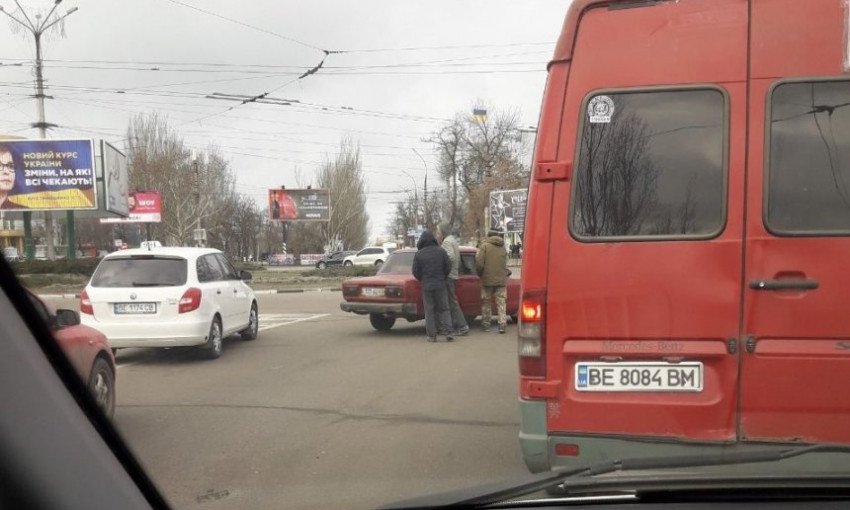 В Николаеве компания молодчиков на BMW прямо на дороге избила пассажиров «ВАЗа»