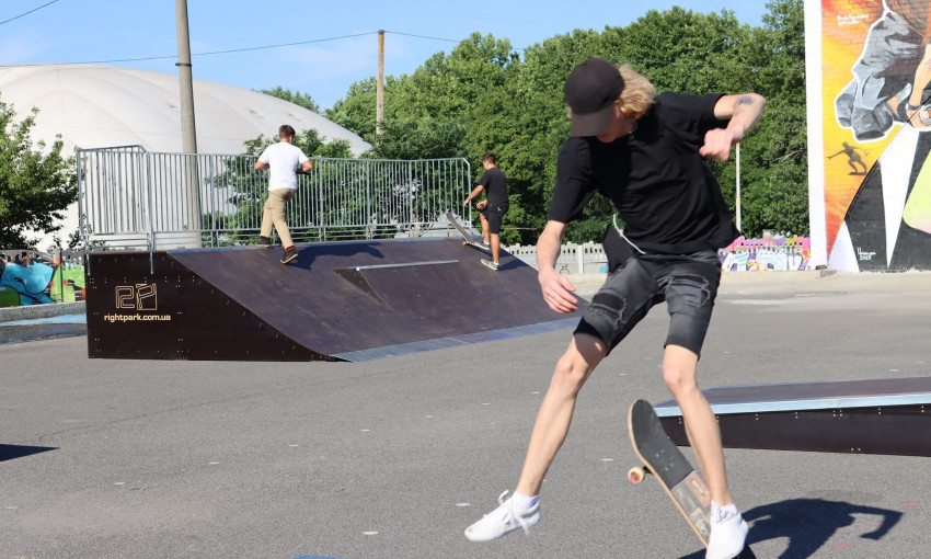 Николаевская молодежь уже осваивает обновляемый скейт-парк возле спорткомплекса «Надежда»