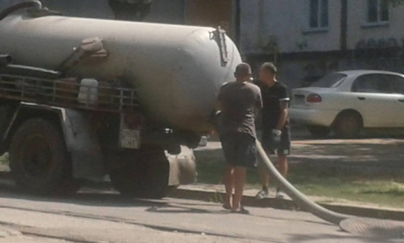 В Николаеве поймали водителя сливавшего нечистоты в городскую канализацию