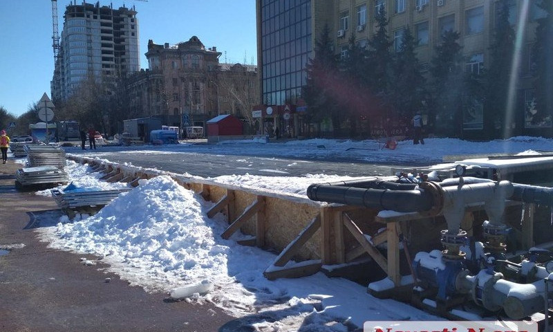 На главной площади Николаева демонтируют каток