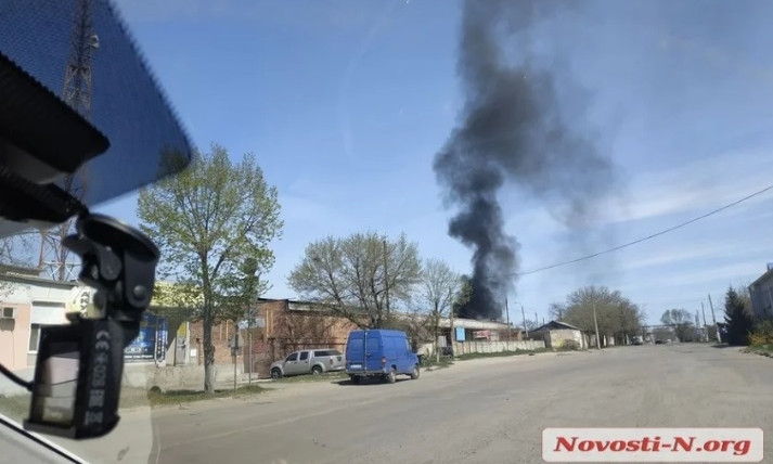 В Николаеве на предприятии возник пожар: микрорайон затянуло едким дымом