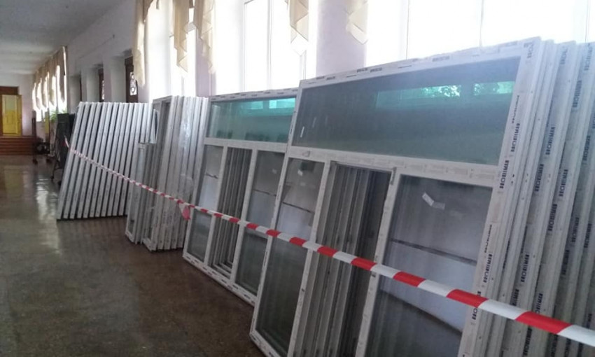 Родители учеников школы №3 в Николаеве возмущены заменой окон, на которые ранее уже «скинулись»