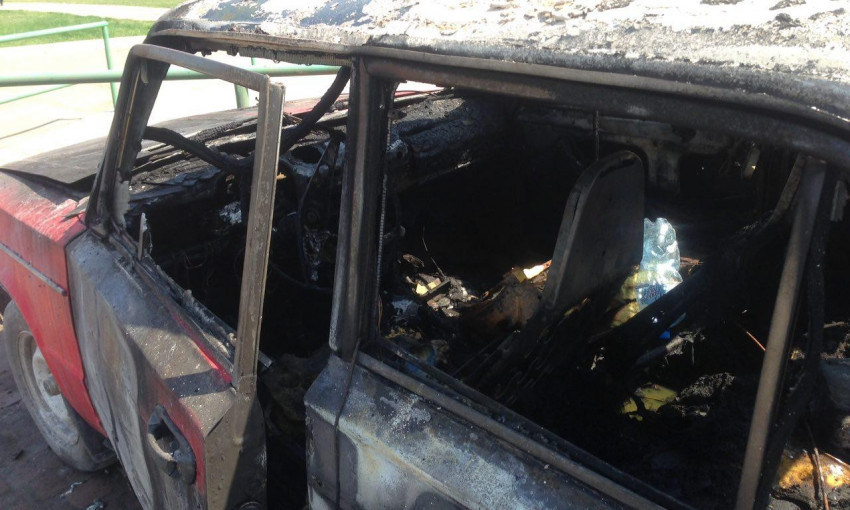 В Николаеве на улице по неизвестным причинам сгорел автомобиль «ВАЗ-2106»