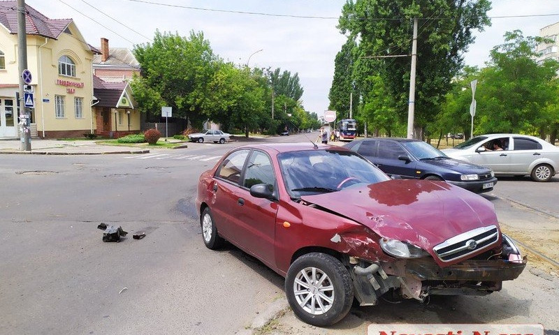 На Чкалова не смогли разминуться два автомобиля, обе машины разлетелись в разные стороны на пешеходные дорожки