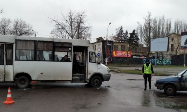 В центре Николаева маршрутка протаранила «ВАЗ»