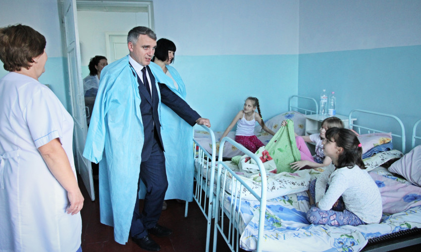 Мэр Николаева Александр Сенкевич побывал в детской больнице №2 и навестил ребят, пострадавших от неизвестного газа