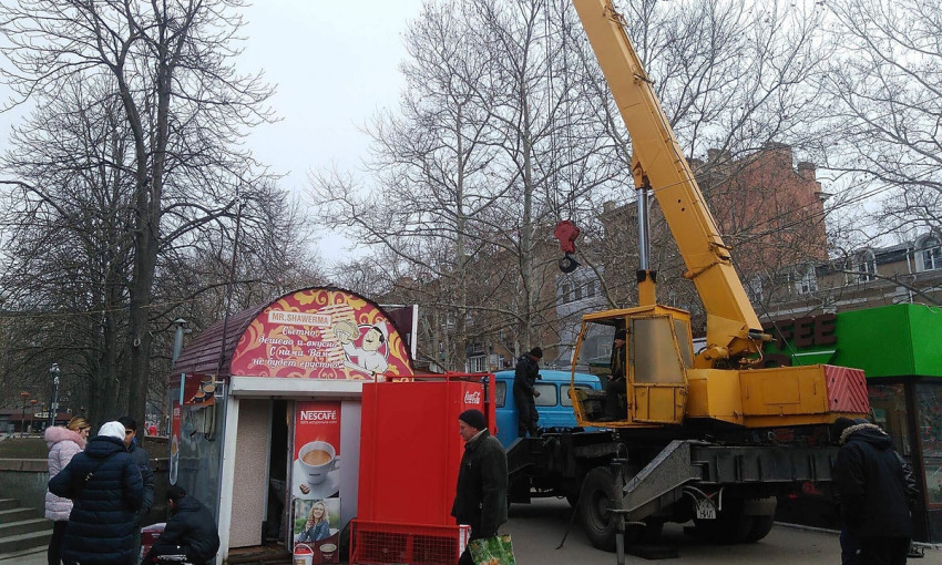 На центральной улице Николаева демонтируют незаконные МАФы и рекламу