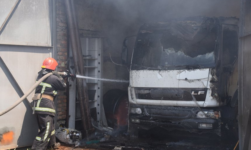В масштабном пожаре в Николаеве сгорели два гаража и грузовик