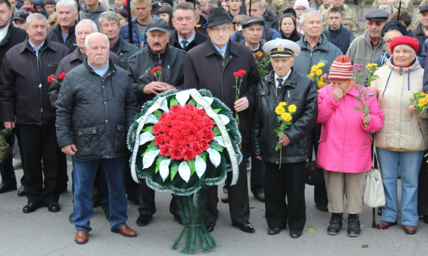 Ко Дню освобождения Украины возложили цветы к памятнику Героям-Ольшанцам