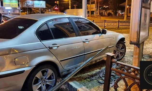 Пушкинском кольце в Николаеве автомобиль «БМВ» снес ограждение