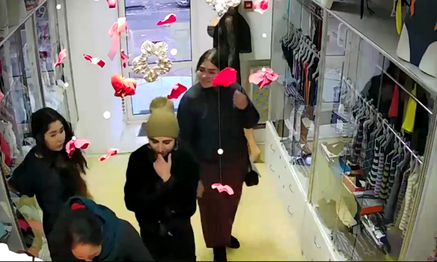 Из магазина в центре Николаева цыганки похитили белье