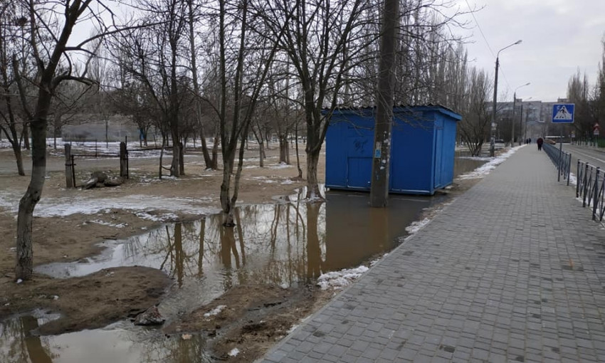 В Николаеве канализация заливает проспект 