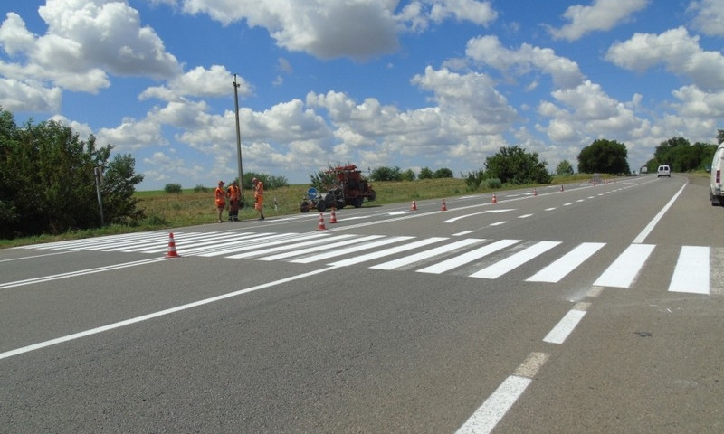 На Николаевщине дорожники устанавливают дорожные знаки и наносят разметку
