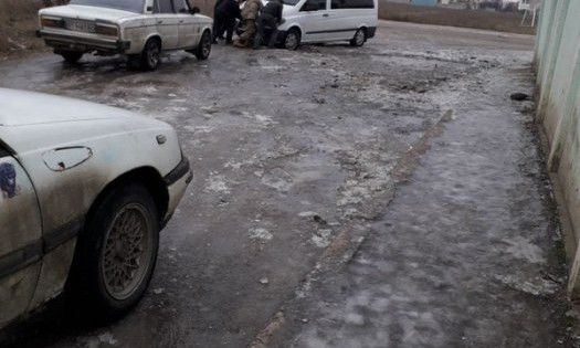 Жители микрорайона Терновка из-за большой ямы на дороге отрезаны от цивилизации