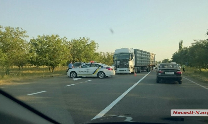 На трассе Одесса-Николаев пьяный водитель на зерновозе протаранил маршрутку полную пассажиров — один погибший, десять пострадавших