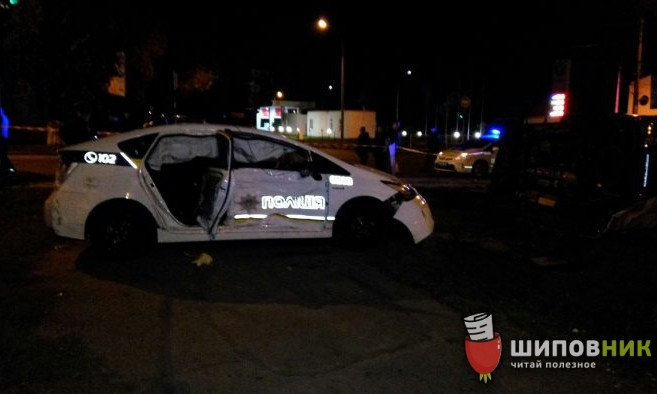 Полицейский Prius и пикап Toyota Hilux столкнулись в центре Николаева