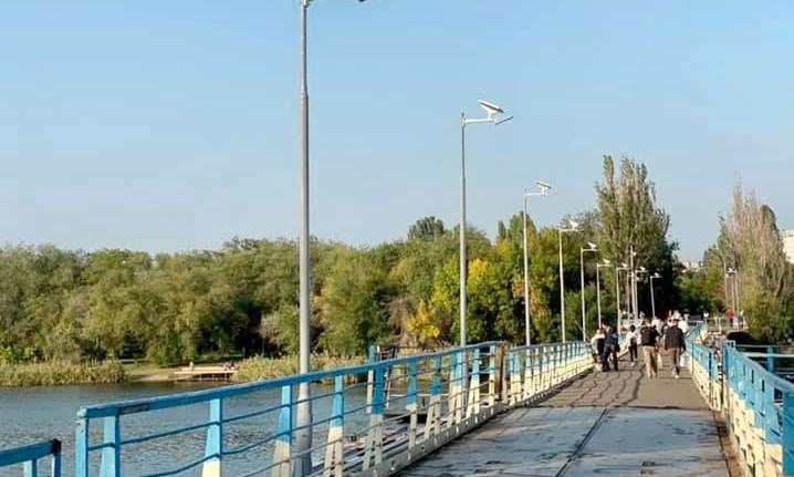 Фонари на понтонном мосту в Николаеве установлены на солнечных батареях 